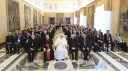 Papst Franziskus mit Mitgliedern der Päpstlichen Akademie für das Leben / Vatican Media