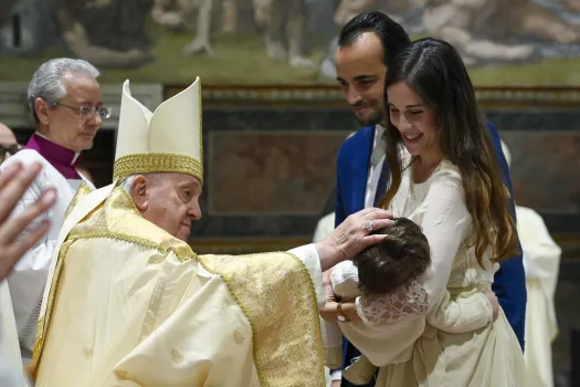 Papst Franziskus tauft am 8. Januar 2023 / Vatican Media