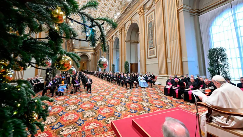 Papst Franziskus vor den beim Heiligen Stuhl akkreditierten Botschaftern, 9. Januar 2023