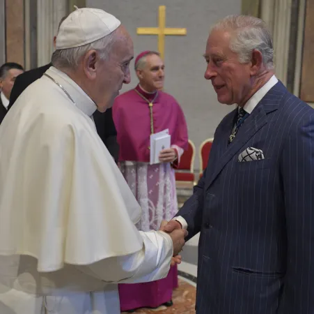 Papst Franziskus begrüßt den britischen Prinz Charles