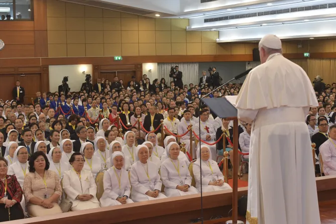 Ordensfrauen, Priester, Katecheten und Seminaristen beim Besuch von Papst Franziskus in Thailand am 22. November 2019