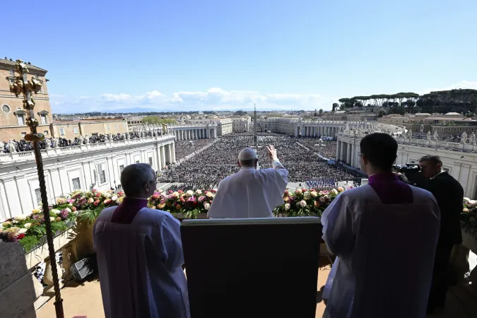 Papst Franziskus beim Segen Urbi et Orbi zum Osterfest am 9. April 2023