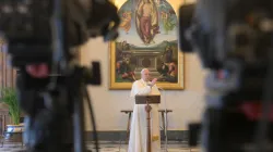 Papst Franziskus bei der Übertragung des Regina Coeli am Ostermontag, 5. April 2021. / Vatican Media