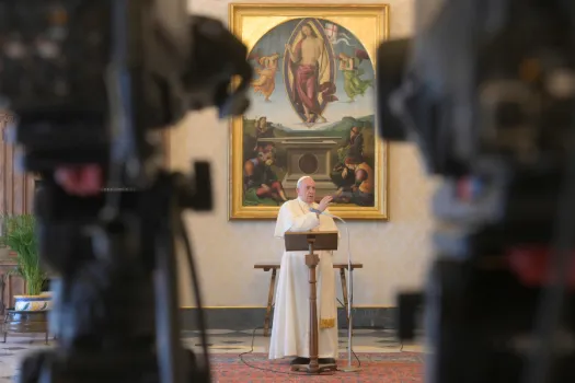 Papst Franziskus bei der Übertragung des Regina Coeli am Ostermontag, 5. April 2021. / Vatican Media