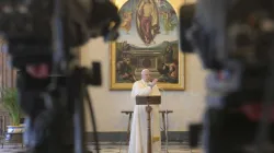 Papst Franziskus in der Bibliothek des Apostolischen Palastes nach dem Gebet "Freu' Dich, Du Himmelskönigin". / Vatican Media / CNA Deutsch