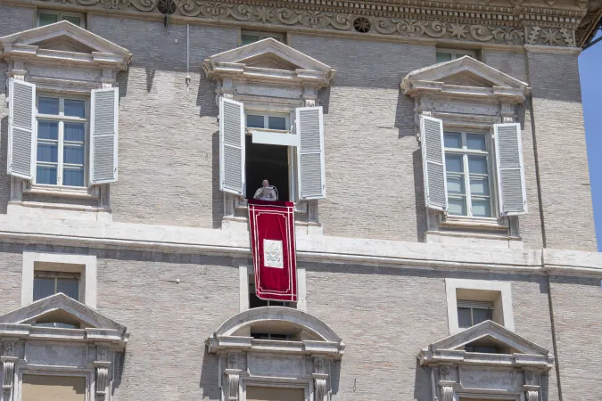 Papst Franziskus spricht vom Fenster des Apostolischen Palastes am 25. Juni 2023
