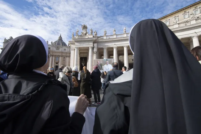 Besucher auf dem Petersplatz am 26. November 2023 schauen der Übertragung des Angelus mit dem erkrankten Papst Franziskus zu.