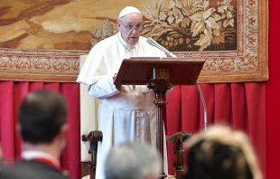 Papst Franziskus spricht zu Diplomaten im Vatikan am 8. Februar 2021 / Vatican Media / CNA Deutsch