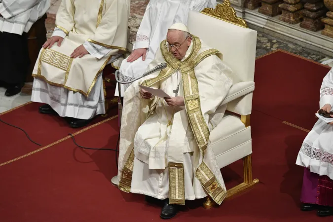 Papst Franziskus bei der Ostervigil am 8. April 2023