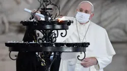 Papst Franziskus entzündet eine Kerze bei eine Interreligiöser Zeremonie in Rom am 20. Oktober 2020. / Vatican Media
