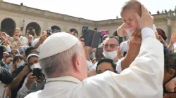 Papst Franziskus segnet einen Säugling bei der Generalaudienz im Vatikan am 23. Juni 2021 / Vatican Media