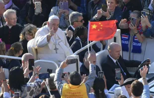 Papst Franziskus, chinesische Flagge, 12. Oktober 2022 / Vatican Media