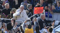 Papst Franziskus, chinesische Flagge, 12. Oktober 2022 / Vatican Media