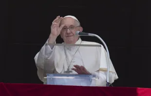 Papst Franziskus winkt vom Apostolischen Palast des Vatikans zu Besuchern auf dem Petersplatz am 25. Juni 2023 / Vatican Media