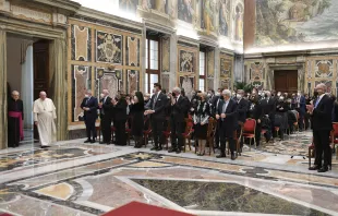 Papst Franziskus mit Vertetern der italienischen Steuerbehörde, 31. Januar 2022
 / Vatican Media