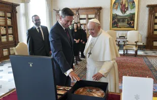 Papst Franziskus und der slowenische Präsident Borut Pahor, Bibliothek des Apostolischen Palastes, 7. Februar 2022 / Vatican Media