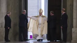 Papst Franziskus öffnet die Heilige Pforte im Petersdom und damit das Heilige Jahr der Barmherzigkeit am 8. Dezember 2015. / L'Osservatore Romano