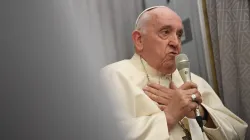 Papst Franziskus spricht mit Journalisten an Bord des "päpstlichen Fliegers" auf dem Rückweg aus Kanada am 30. Juli 2022 / Vatican Media