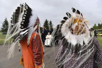 Papst Franziskus bittet auf seiner Apostolischen Reise in Kanada die Angehörigen der Indigenen Völker um Vergebung. / Vatican Media