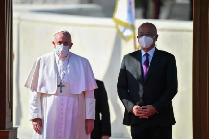 Papst Franziskus mit Iraks Präsident Barham Salih am 5. März 2021 in Bagdad
