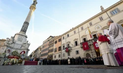 Papst Leo XIV. vor der Mariensäule auf der Piazza di Spagna / Vatican Media