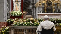 Papst Franziskus am 12. Dezember 2023 vor einem Bild der Jungfrau von Guadalupe / Vatican Media