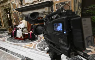 Papst Franziskus spricht vor laufender Kamera zu einer Gruppe am Vatikan akkreditiert Journalisten in der Sala Clementina im Vatikan, 22. Januar 2024. / Vatican Media