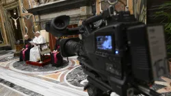 Papst Franziskus spricht vor laufender Kamera zu einer Gruppe am Vatikan akkreditiert Journalisten in der Sala Clementina im Vatikan, 22. Januar 2024. / Vatican Media