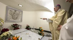Erzbischof Georg Gänswein am 31. Dezember 2023 am Grab von Papst Benedikt XVI. / Vatican Media
