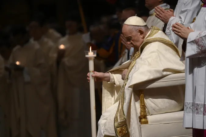 Papst Franziskus bei der Ostervigil am 8. April 2023