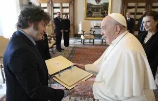 Papst Franziskus mit Javier Milei / Vatican Media