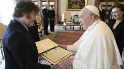 Papst Franziskus mit Javier Milei / Vatican Media