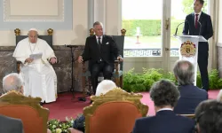 Papst Franziskus und König Philippe hören eine Ansprache von Alexander De Croo / Vatican Media