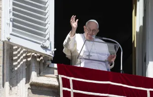 Papst Franziskus winkt Besuchern auf dem Petersplatz am 6. März 2023 / Vatican Media