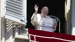 Papst Franziskus winkt Besuchern auf dem Petersplatz am 6. März 2023 / Vatican Media
