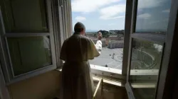 Papst Franziskus segnet den leeren Petersplatz am 10. Mai 2020. / Vatican Media / CNA Deutsch