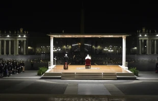 Papst Franziskus beim Gebet des Kreuzwegs auf dem Petersplatz am Karfreitag, 1. April 2021 / Vatican Media