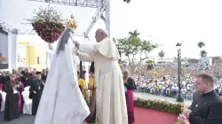 Papst Franziskus krönt die Jungfrau von der Tür von Otuzco am 20. Januar 2018 / Vatican Media / CNA
