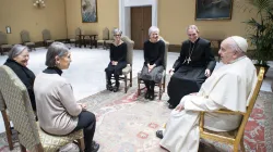 Erzbischof Georg Gänswein und vier Memores Domini mit Papst Franziskus am 3. Januar 2024 / Vatican Media