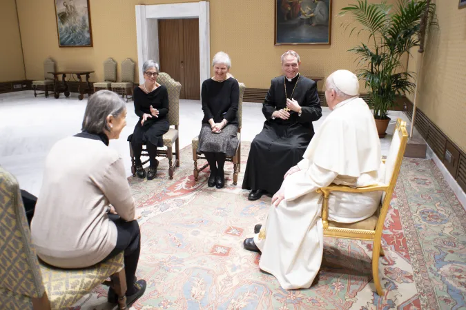 Erzbischof Georg Gänswein und vier Memores Domini mit Papst Franziskus am 3. Januar 2024