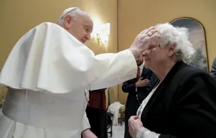 Papst Franziskus mit Roseline Hamel / Vatican Media