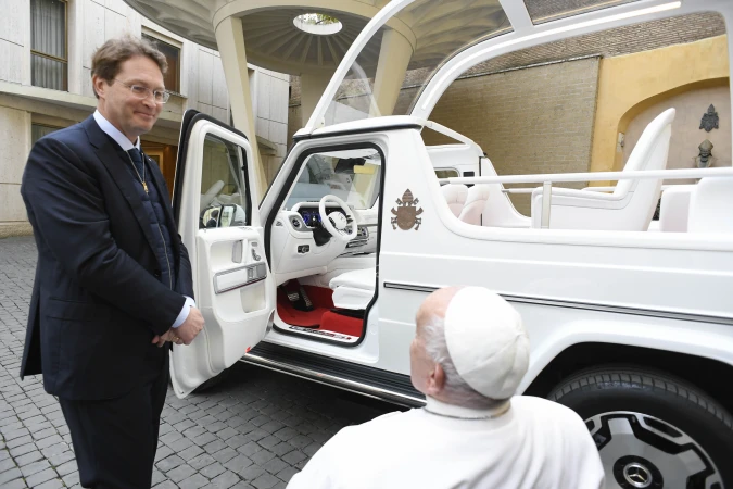 Papst Franziskus mit seinem neuen Papamobil am 4. Dezember 2024