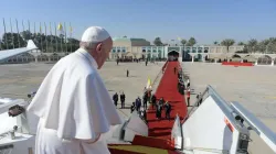 Papst Franziskus blickt zum Abschied auf den roten Teppich am Internationalen Flughafen von Bagdad am 8. März 2021 / Vatican media