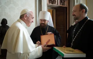 Papst Franziskus und Metropolit Hilarion / L'Osservatore Romano