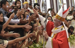 Papst Franziskus mit jungen Katholiken in der Kathedrale von Rangun (Burma) am 30. November 2017 / CNA / L'Osservatore Romano 