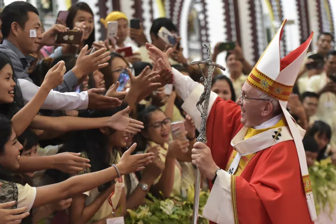 Papst Franziskus mit jungen Katholiken in der Kathedrale von Rangun (Burma) am 30. November 2017