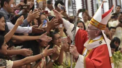 Papst Franziskus mit jungen Katholiken in der Kathedrale von Rangun (Burma) am 30. November 2017 / CNA / L'Osservatore Romano 