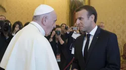 Papst Franziskus und Präsident Emmanuel Macron am 26. Juni 2018 im Apostolischen Palast. / Vatican Media