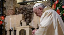 Papst Franziskus betet am 3. Oktober 2020 in Assisi. / Vatican Media 