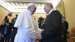 Papst Franziskus empfängt Präsident Wladimir Putin im Apostolischen Palast des Vatikans am 4. Juli 2019 / Vatican Media